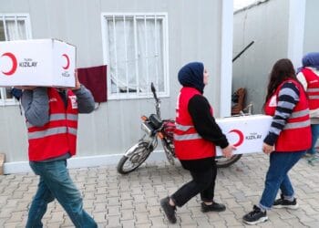 Kızılay’dan Ramazan Yardımı! Mont, Eşofman Altı, Çorap…